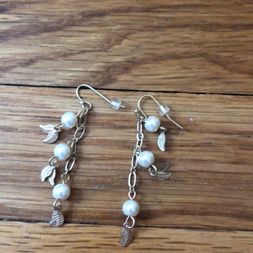 Gold dangle earrings with gold leafs and pearls